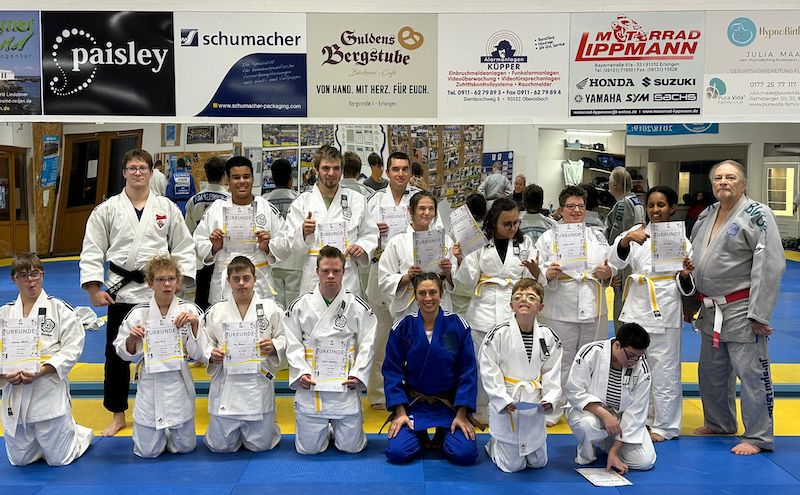 Gruppenbild der graduierten Judoka